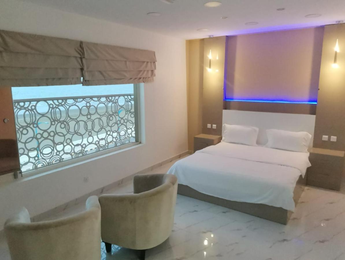 Marina H Hotel Сухар Екстериор снимка