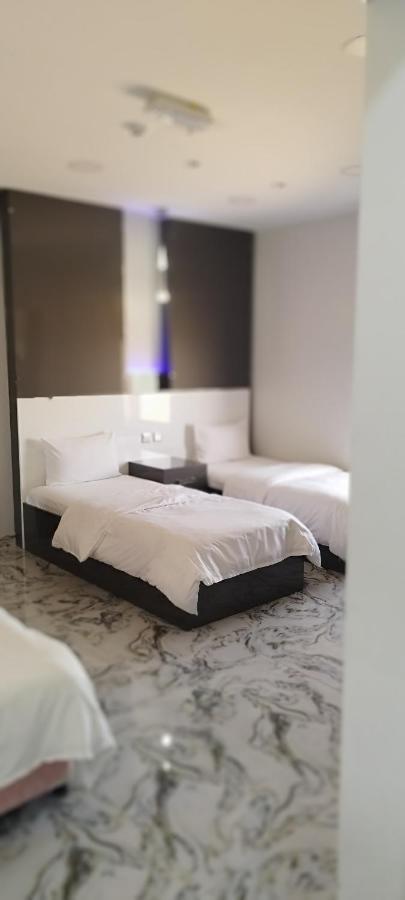 Marina H Hotel Сухар Екстериор снимка