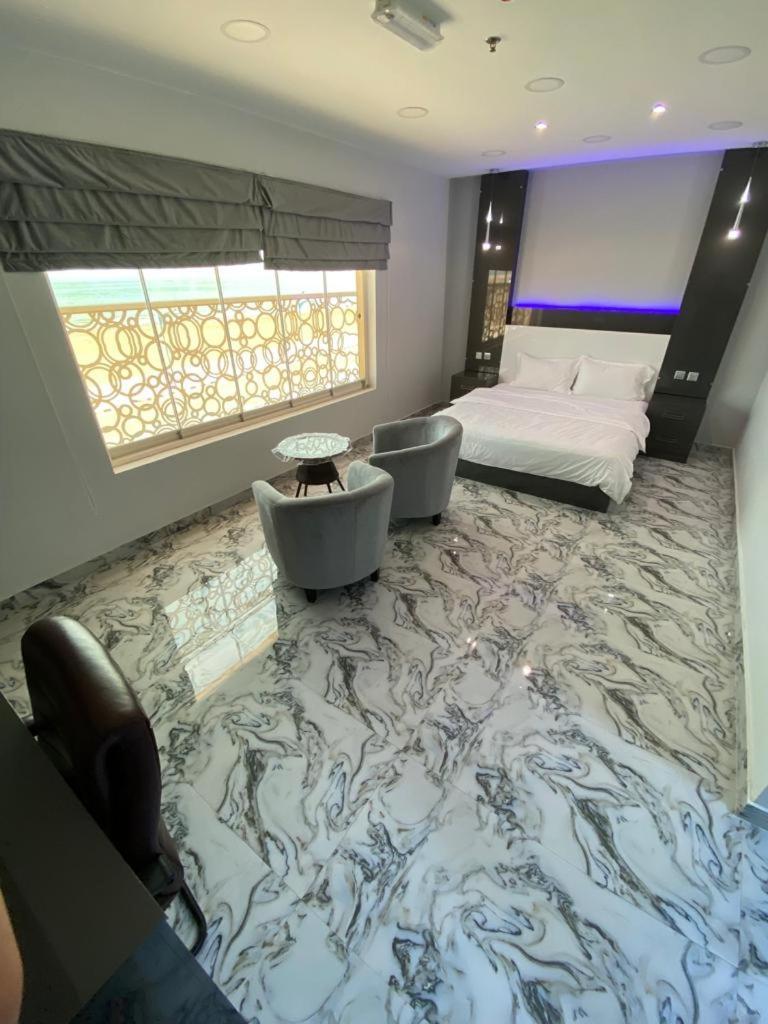 Marina H Hotel Сухар Екстериор снимка