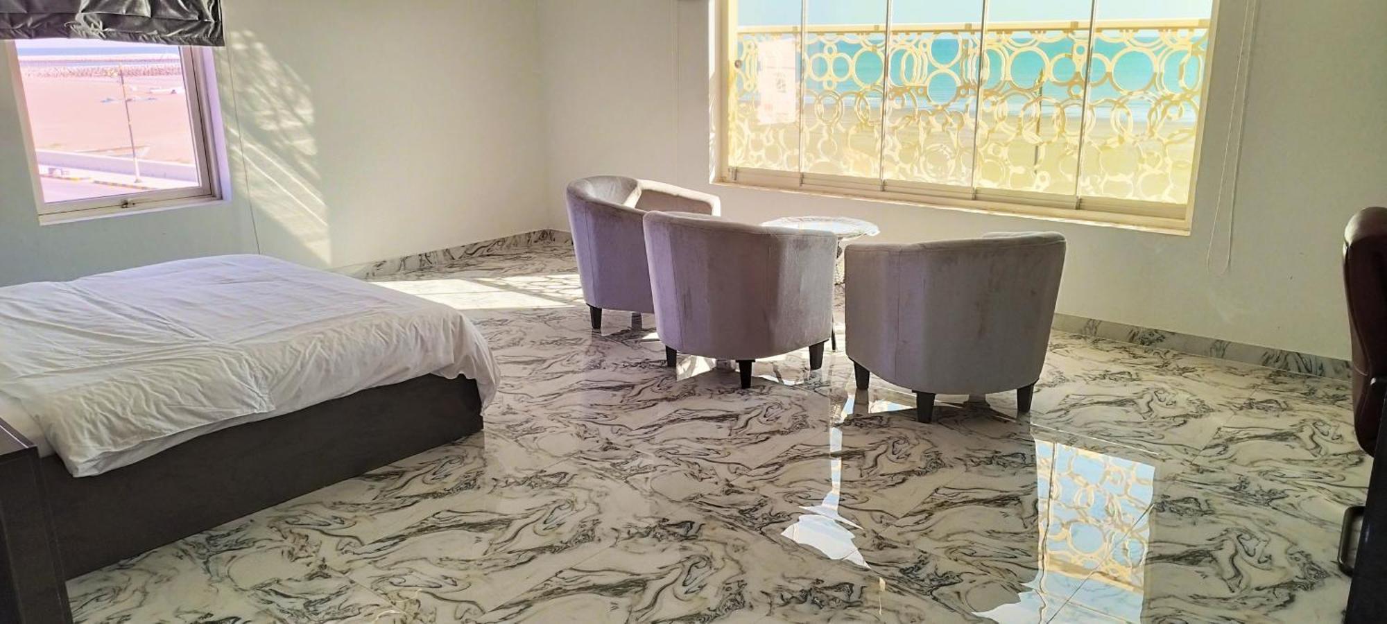 Marina H Hotel Сухар Екстериор снимка
