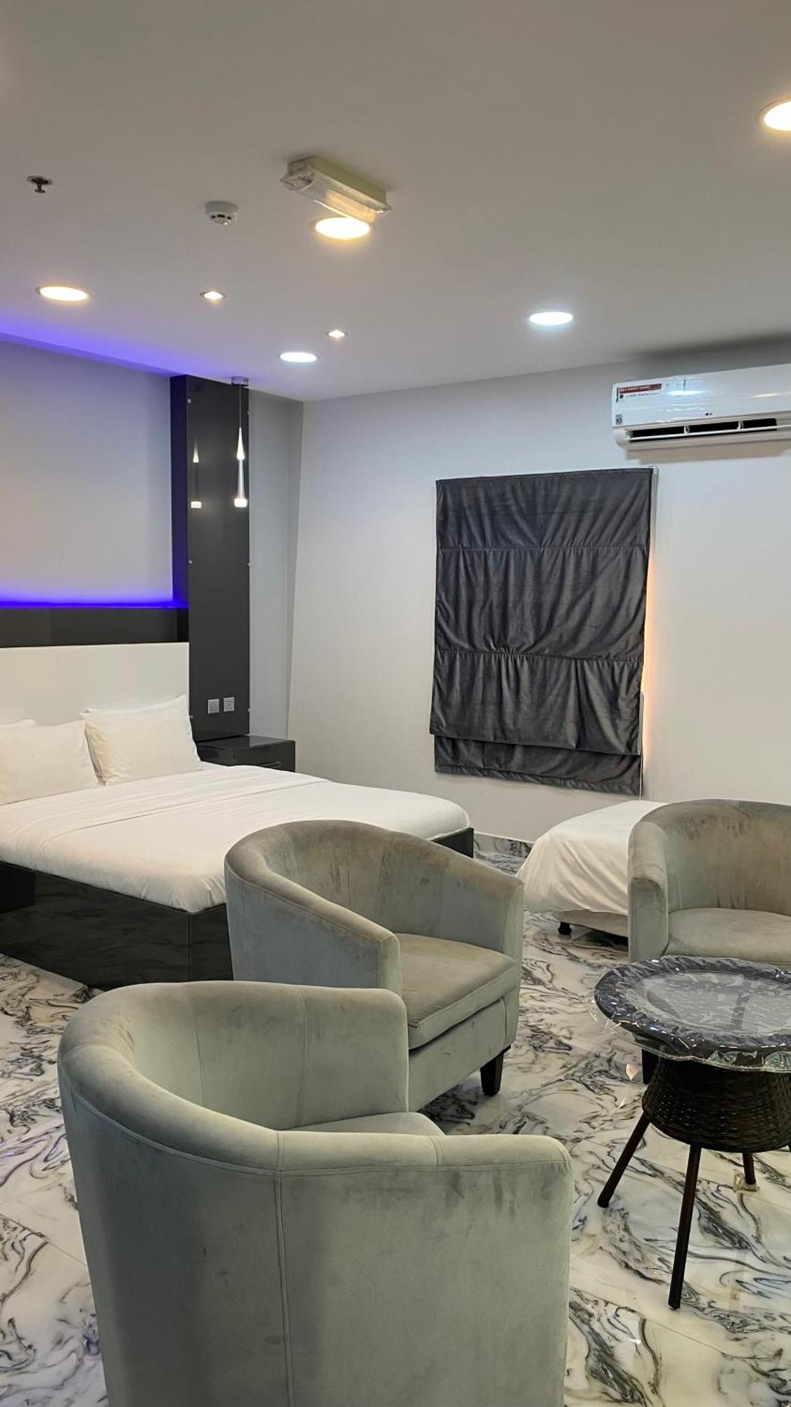 Marina H Hotel Сухар Екстериор снимка