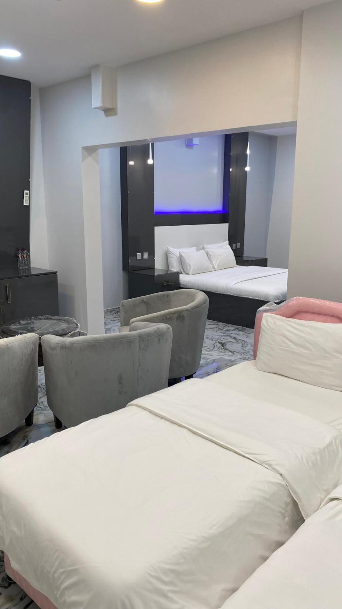 Marina H Hotel Сухар Екстериор снимка