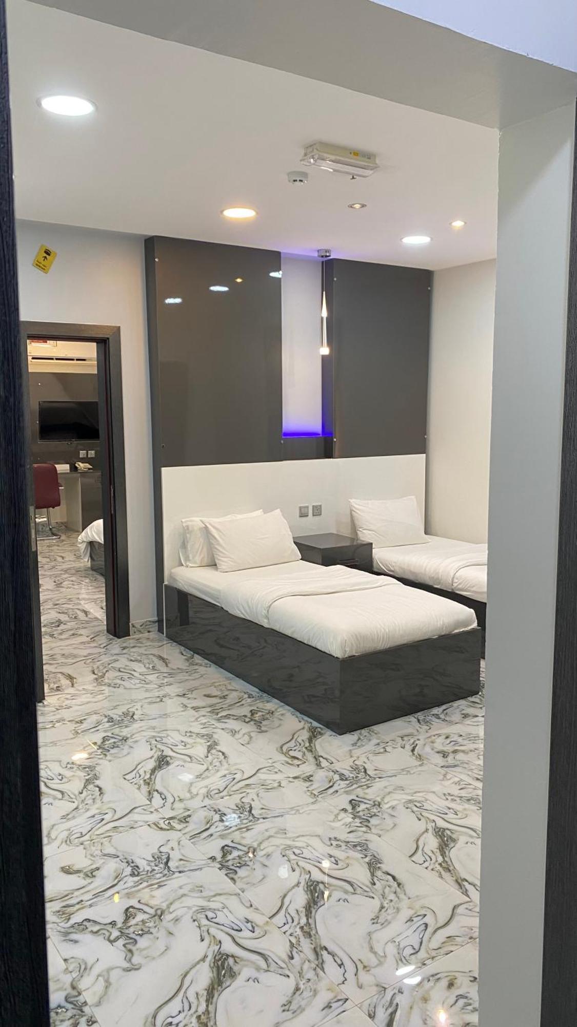 Marina H Hotel Сухар Екстериор снимка