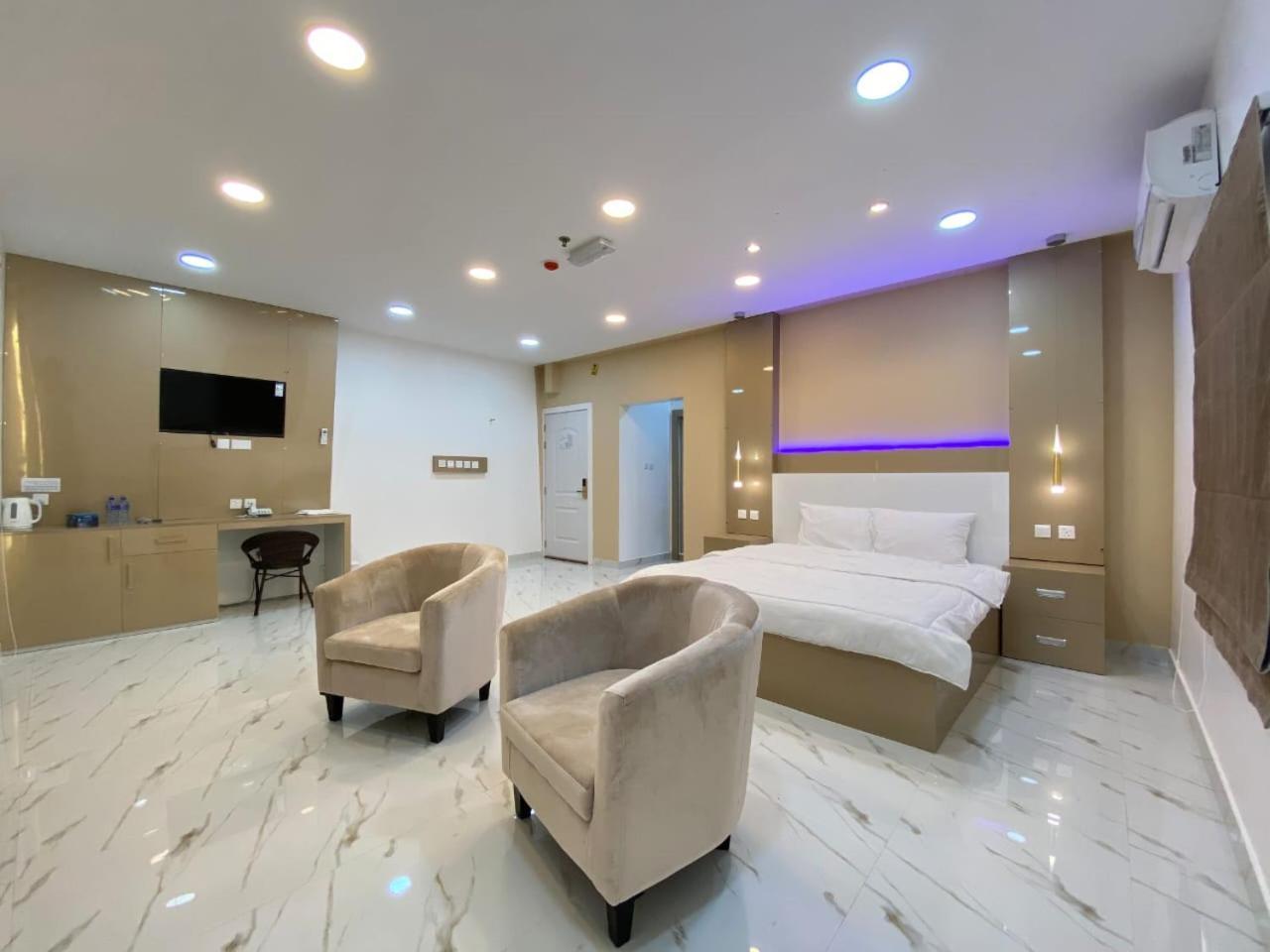 Marina H Hotel Сухар Екстериор снимка